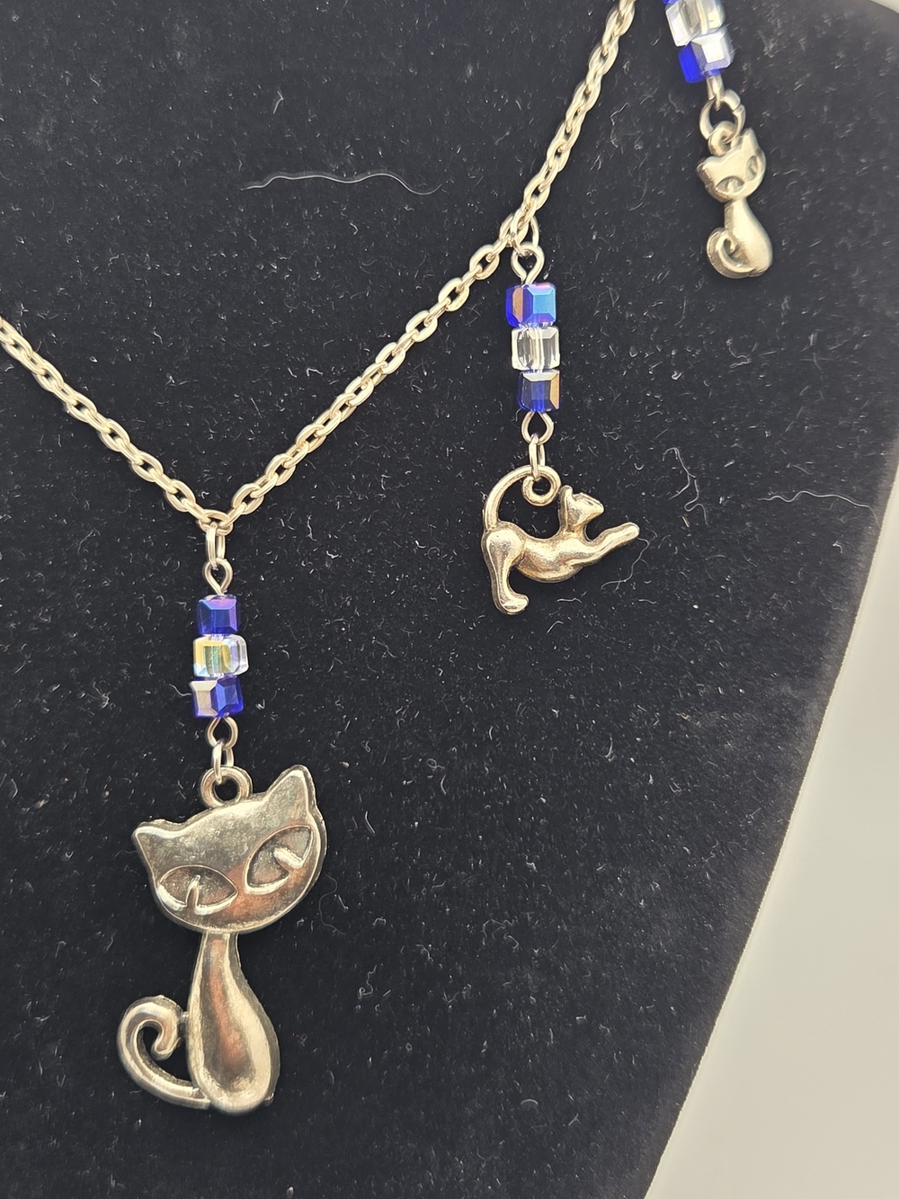 Vintage Whimsical Silver-Tone Multi-Charm Cat & Kitten Dropped Pendant Necklace - Picture 2 of 5